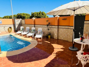 Chalet con piscina privada en primera línea de playa